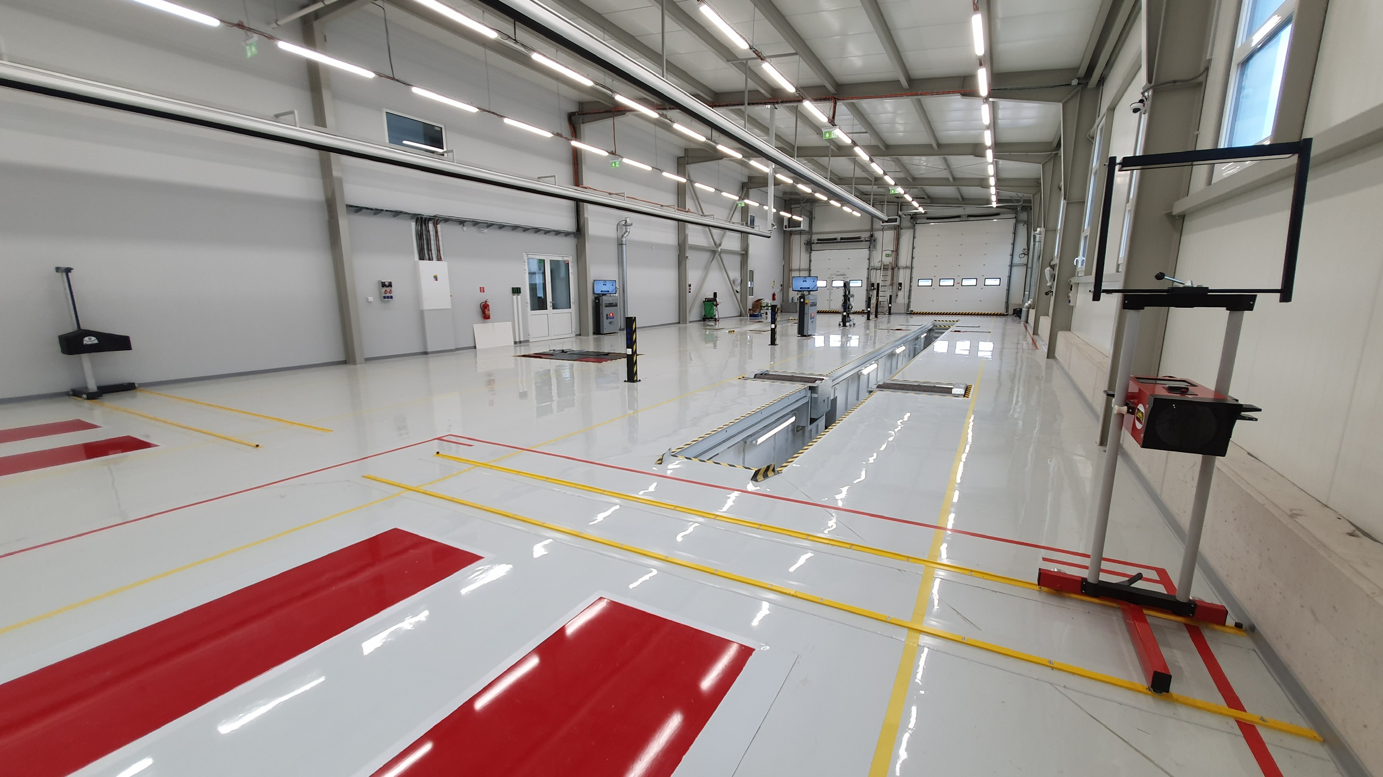 Montagegrube in einer modern ausgestatteten Werkstatthalle