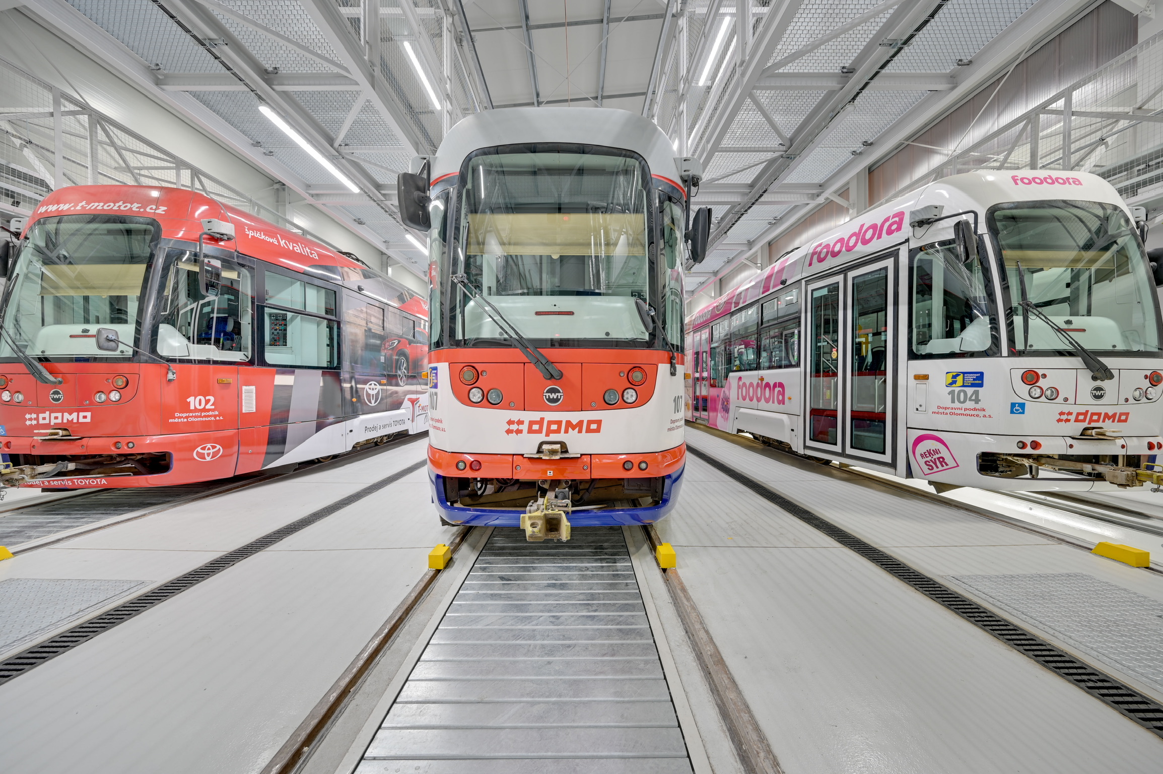Straßenbahnen in einer Wartungshalle