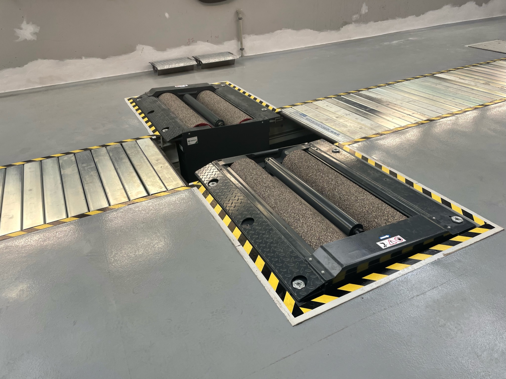 In den Werkstattboden integrierter Rollenprüfstand